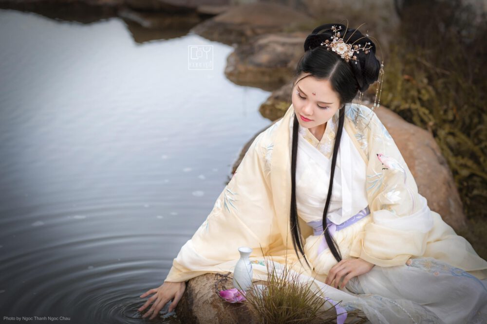 Nhật Quang - Hoa Tư Nghi Thưởng - Chụp Ảnh Cổ Trang - Tạo dáng đùa với nước - Hình 2